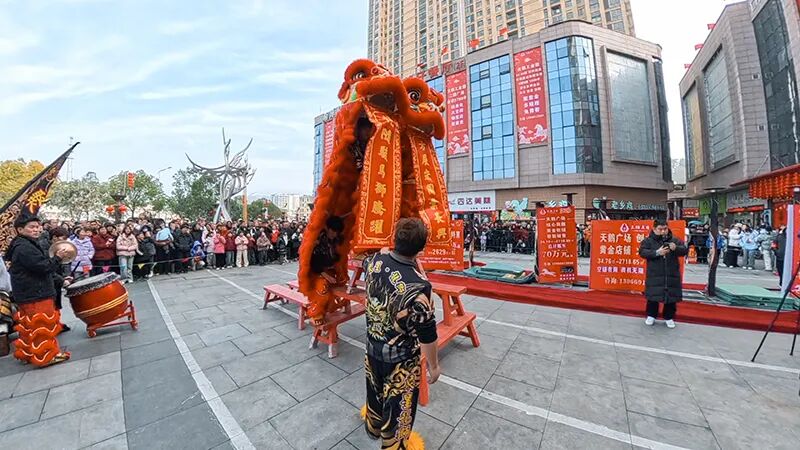 醒獅街頭送福，這個(gè)元宵岳西太燃了