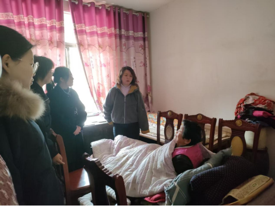 春風(fēng)送暖巾幗行 情系群心送溫暖 —— 岳西縣婦聯(lián)副主席、天鵝集團(tuán)婦聯(lián)主席儲(chǔ)小瓊赴四鄉(xiāng)鎮(zhèn)慰問困難婦女與困境兒童